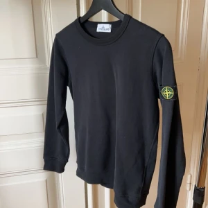 Stone Island tröja - Säljer en stone island tröja pga rensning av garderob och storlek. Den är självklart äkta. Inga fel på den 
