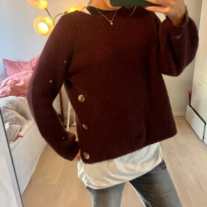 Stickad tröja med knappar - Superfin stickad vinröd  tröja med knappar. Köp via köp nu❤️