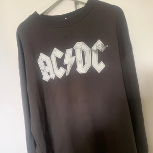 Grå oversized sweatshirt  - Grå oversized sweatshirt med tryck på fram och baksida. Använd ett fåtal gånger bara. 