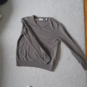 En näst intil oanvänd gant sweater, den är nästan lite brun, khaki i färgen och är gott skick, den passar dig bäst som har storlek s och 170 