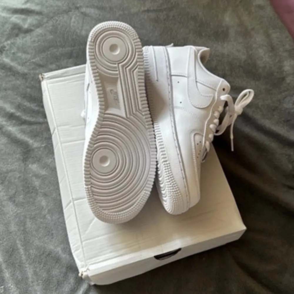 Fynda ett par nya & oanvända Nike Air Force 1 - 07 White i storlek 40 till ett bra pris! . Skor.