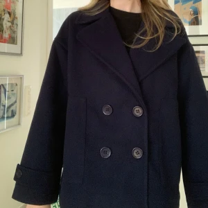 Höstkappa - Jag säljer dina fina höstkappa då den inte kommer till användning längre🤎 Den har inga defekter eller fläckar och är i fint skick. Det enda är att lappen har lossnat lite på ena sidan, men det stör inte och går enkelt att fixa om man skulle vilja🤍