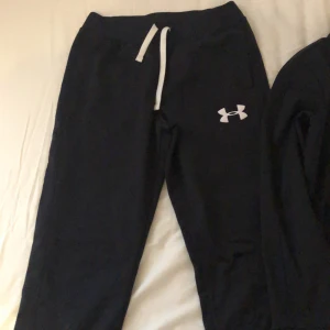 Svarta mjukisbyxor från Under Armour -  Säljer ett sett från under armour i väldigt bra skick, nypris är 800kr säljer båda för 500. Skriv om du har fler frågor.