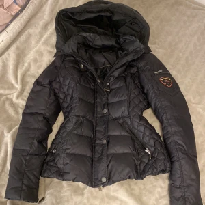 Rock&blue jacka - Jätte fin rock&blue jacka i bra skick. Går att sätta på päls på luvan. Storlek xs. Jackan är varm och perfekt till vintern. Skriv om ni undrar något🩷