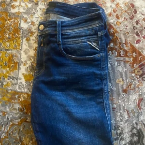 Replay anbass jeans  - Tja säljer mina replay anbass i as bra skick typ alldrig använda med en as skön passform bara att höra av sig vid minsta lilla fundering!🤗 st 30