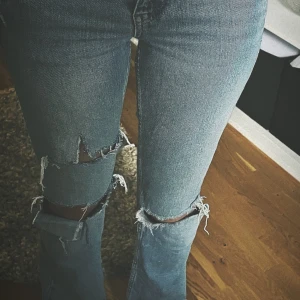 Gina jeans  - Säljer dessa low waist och flare  jenas från Gina tricot 👅 Sista bilden visa dör nere vid foten 🐆 Vid många intressen kom med pris förslag