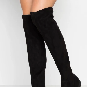Overknee boots strlk 38 - Snygga svart overknee boots. Mycket sparsamt använda och i väldigt fint skick!