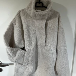 Teddyjacka  - En beige teddyjacka från Kappahl. Helt oanvänd med prislappar kvar. Köpte för 700. Den har ingen dragkedja så man drar den över huvudet. Super varm o skön💕