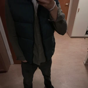 Dunväst  - Hej! säljer nu min dunväst som jag har använt vid ett tillfälle. Den är i ny skick alltså 10/10 den är perfekt nu för oktober och november vädret och passar perfekt till en jeans och skjorta kombo som på bilden. Jag köpte den från pull&bear för 599kr