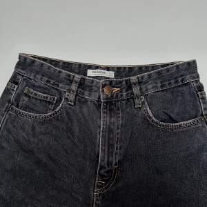 Pull & Bear Svarta/greywash straight jeans. Nästan nyskick, storlek 38 i straight modell (lite åt det lösa hållet vid benen).