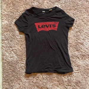 Levis t-shirt - En snygg Levis T-shirt i strlk xs. Bra skick, lite målarfärg på baksidan. Köpte för 300. Använder inte supermycket så säljer vidare💕