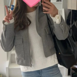 Kort kappa - Kort kappa från Mango. Använd enstaka ggr, köpt för 600kr. Ganska liten i storleken, då jag vanligtvis har S.