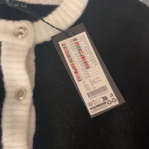 Cardigan  - Köpt på newyorker för 299kr. Den kommer aldrig till användning så därför säljer jag. Storlek är M men passar som S. Helt ny❣️ hör av er vid frågor 