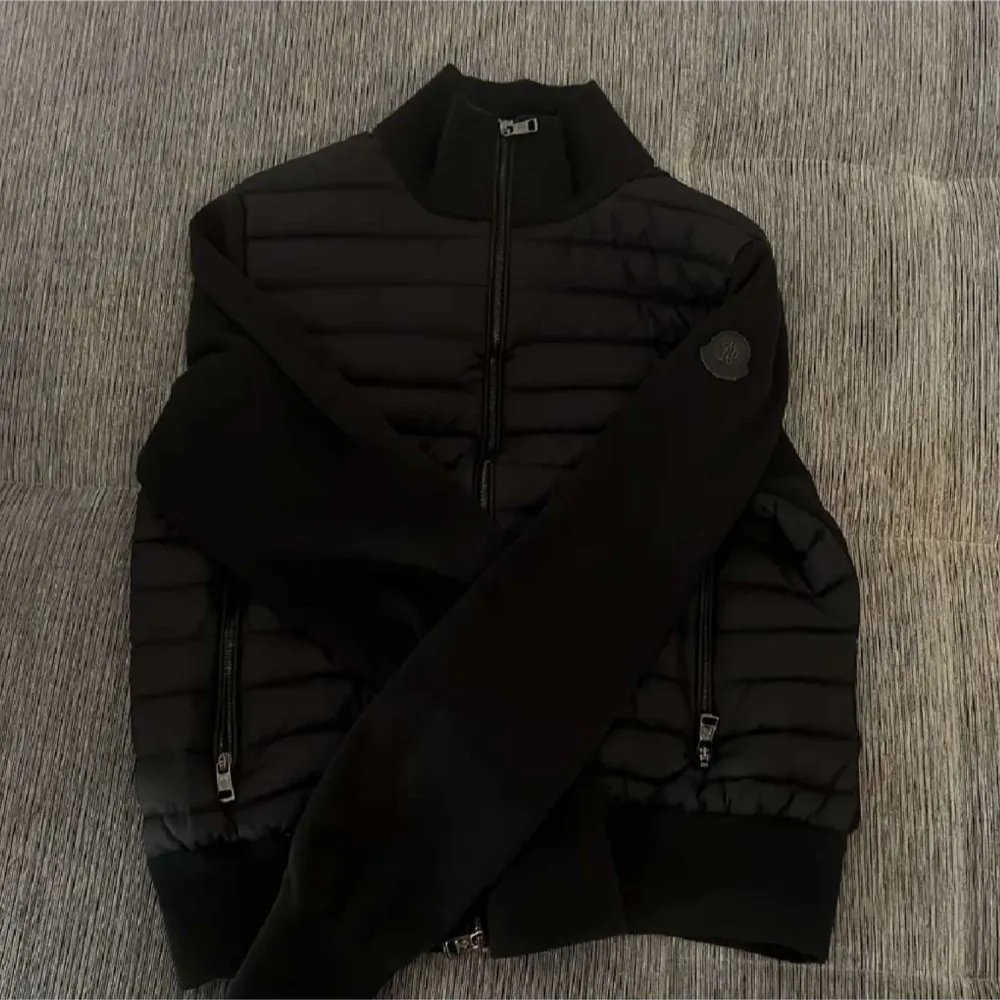 Äkta moncler cardigan. Jackor.