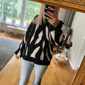 Stickad tröja  - SÅ SNYGG!!