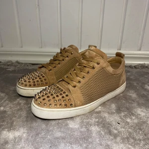 Louboutins - Säljer nu mina louboutin louis junior spikes. Skick 9/10. Storlek 42 (sitter lite större). Tveka inte på att höra av er vid intresse!