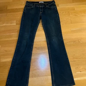 Low wasted Bootcut Levis jeans - Snygga vintage Levis jeans. Jag har aldrig använt dem och säljer pga inte riktigt min stil. Mörkblå mycket låg midja men går att sitta i utan att visa allt och lite bootcut, väldigt trendiga. Står ingen storlek i dem men brukar ha s, 36 och är 172cm