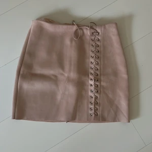 Rosa minikjol  - En rosa minikjol från BikBok i mocka material 