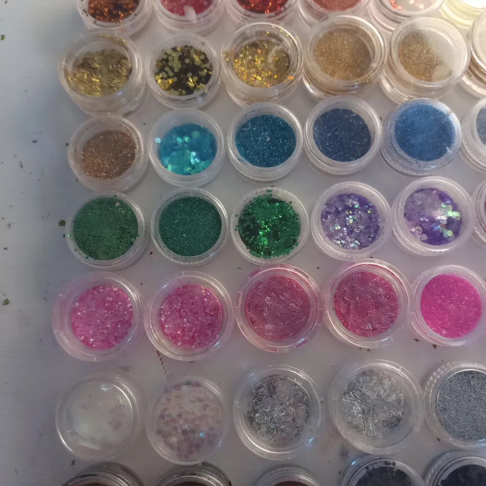 Säljer 53 glitter och paljetter för naglar, man kan använda dem för pyssel också men dem är menade för naglar, säljer alla dessa för 200kr + frakt!. Skönhet.