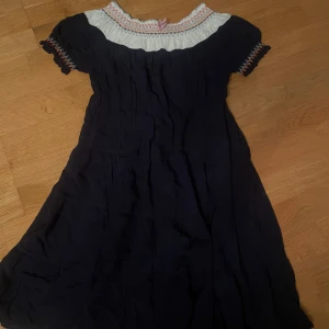 Replay klänning - Supersöt klänning från replay. Vintage med broderi-detaljer. Storlek M men sitter som en Xs-S