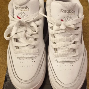 Reebok Classic Club Extra sneakers - Sälj ett par fina sneakers från Reebok. Använd fåtal gånger. Köpte dem för 1,299kr. OBS! Om du har långa tår och bred framfot rekommenderar jag inte den här modellen.