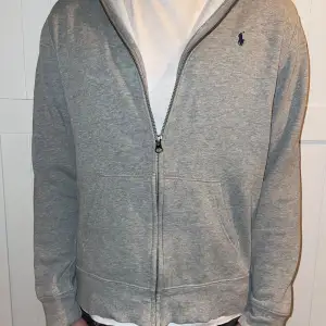 Säljer denna gråa ralph lauren zip tröja, den är okej skick. Nypris: 1200kr, vårt pris: 400kr