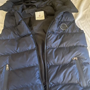Moncler Väst - Hej! Säljer min moncler väst då den inte kommer till användning. Det är strlek XL men passar även L skulle jag säga! Har du någon fråga eller undrar något så är det bara till att höra av dig👍 Mvh Oscar 