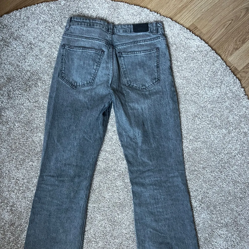 Säljer dessa grå jeans från Ginatricot (perfect jeans) storlek 36💞 Säljer för 300kr, köparen står för frakten💗. Jeans & Byxor.