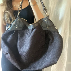 Dkny väska - Dkny väska som är väldigt användbar och får plats med mycket!! Kanske till skolan eller övernattningsväska, vet ej om äkta därav lågt pris