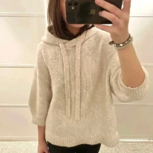 Stickad hoodie - Säljer denna superfina eftertraktade stickade hoodien med trekvartsärm💕 