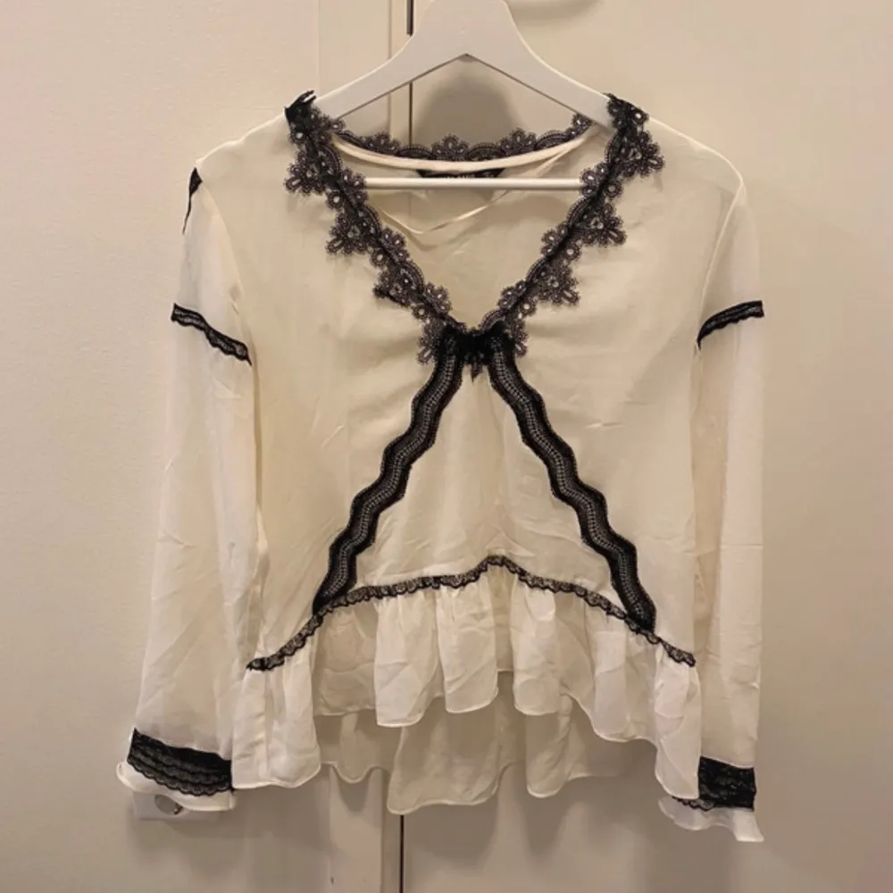 Fin blus från Zara i storlek S, den är i fint skick och är inte mycket använd. Pytte liten fläck som ni ser på bild 3, men inget man tänker på!💕 fritt fram att trycka köp nu så hör jag av mig !💕. Puserot.
