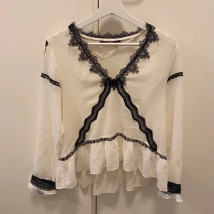 Zara blus  - Fin blus från Zara i storlek S, den är i fint skick och är inte mycket använd. Pytte liten fläck som ni ser på bild 3, men inget man tänker på!💕 fritt fram att trycka köp nu så hör jag av mig !💕