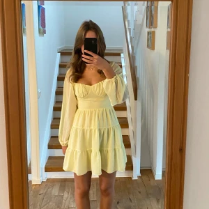 Gul klänning - Superfin gul miniklänning från NA-KD 