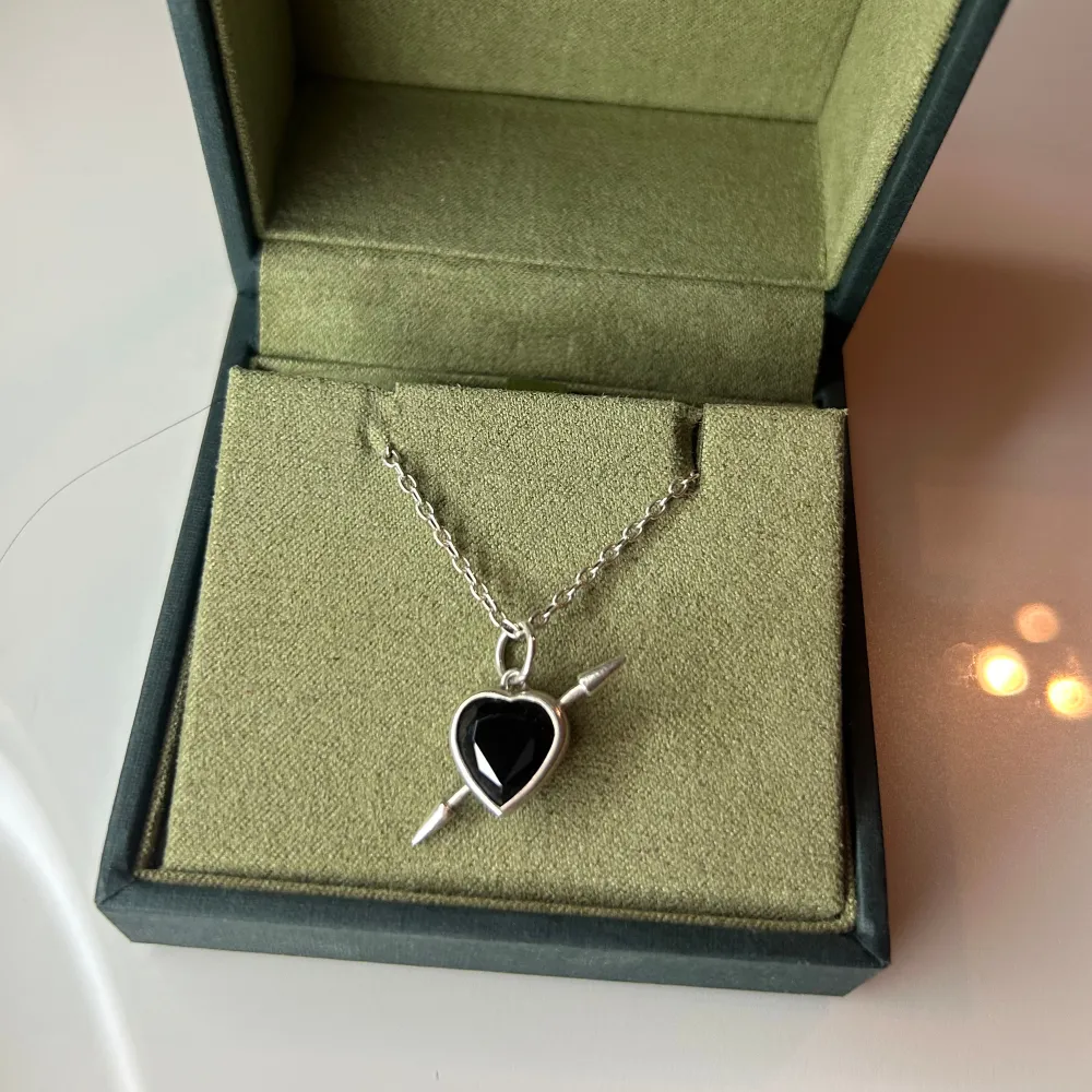 Säljer mitt superfina Rebel Love necklace ifrån Maria Nilsdotter! Kontakta för mer info (Nypris 4295kr). Accessoarer.