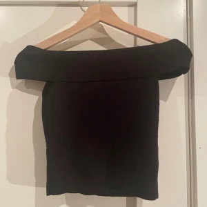 Svart off shoulder tröja - Nyskick, strl xs från hm❤️ nypris 199kr❤️