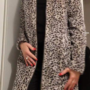 Leopardmönstrad kappa från NLY Trend - Gott skick. Liten skavank på ena ärmen. Dragkedja fram. Snygg rak modell från NLY Trend. Strl 36.