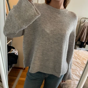 Grå stickad tröja  - Grå stickad tröja från H&M🩷pris kan diskuteras 