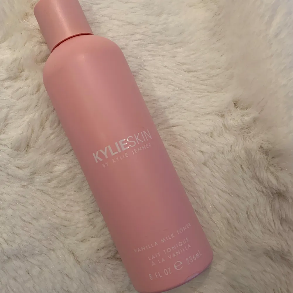 Helt oanvänd! Försegling och låda är borttagen men den har aldrig använts!!  Vanilla Milk toner från Kylie Skin . Skönhet.