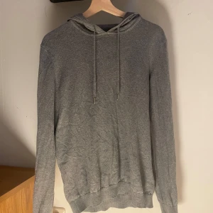 Ragman Kashmir/ bomull  hoodie  - Säljer nu denna feta Kashmir/ bomull hoodie från ragman. Skick 8/10.  Skriv vid minsta fundering!