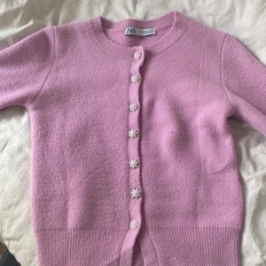 Zara kofta - Säljer den här väldigt fina zara koftan som är i nyskick.