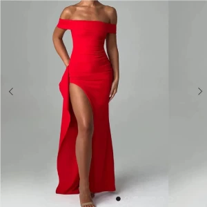 Röd långklänning  - Säljer vidare denna riktigt fina babyboo klänning då jag hittat något annat, den är stretchig i material men har väldigt bra passform