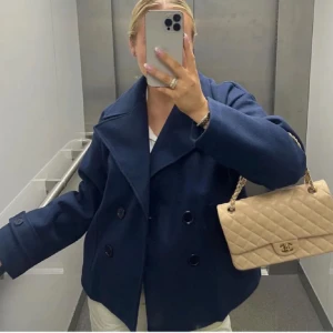 Design by si kappa - Skitsnygg kappa från design by si i mörkblå! Den är lite nopprig är därför öppen för olika prisförslag🙌 (nypris 750)