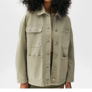 Jeans jacka - Säljer denna jeans jacka ifrån pull & bear, jackan är köpt här på plick men är knappast använd! Hör av er om ni har frågor!☺️
