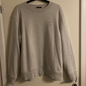 Neuw tröja  - Knappt använd neuw tröja i L. Nypris 1099.