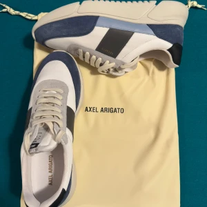 Oanvända Axel-Arigato skor, helt nya i originalförpackning - Säljer ett par helt nya Axel-Arigato skor, i original förpackning. Frågor om pris och skorna görs privat.