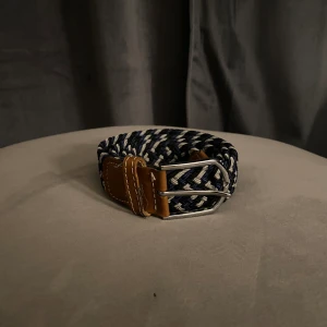 Flätat bälte - Säljer mitt flätat bälte i ett bra skick. Säljs på grund av den inte används längre. Hör av dig vid funderingar!