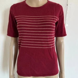 Stickad T-shirt tröja - Inget att anmärka på 