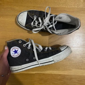 Denim converse - Unika converse med denimtyg, säljer då de är för stora för mig🫶 det står att skorna är storlek 6 vilket motsvarar 38 men skulle säga att de är närmare 39. Skorna rengörs innan jag postar dem!!❤️