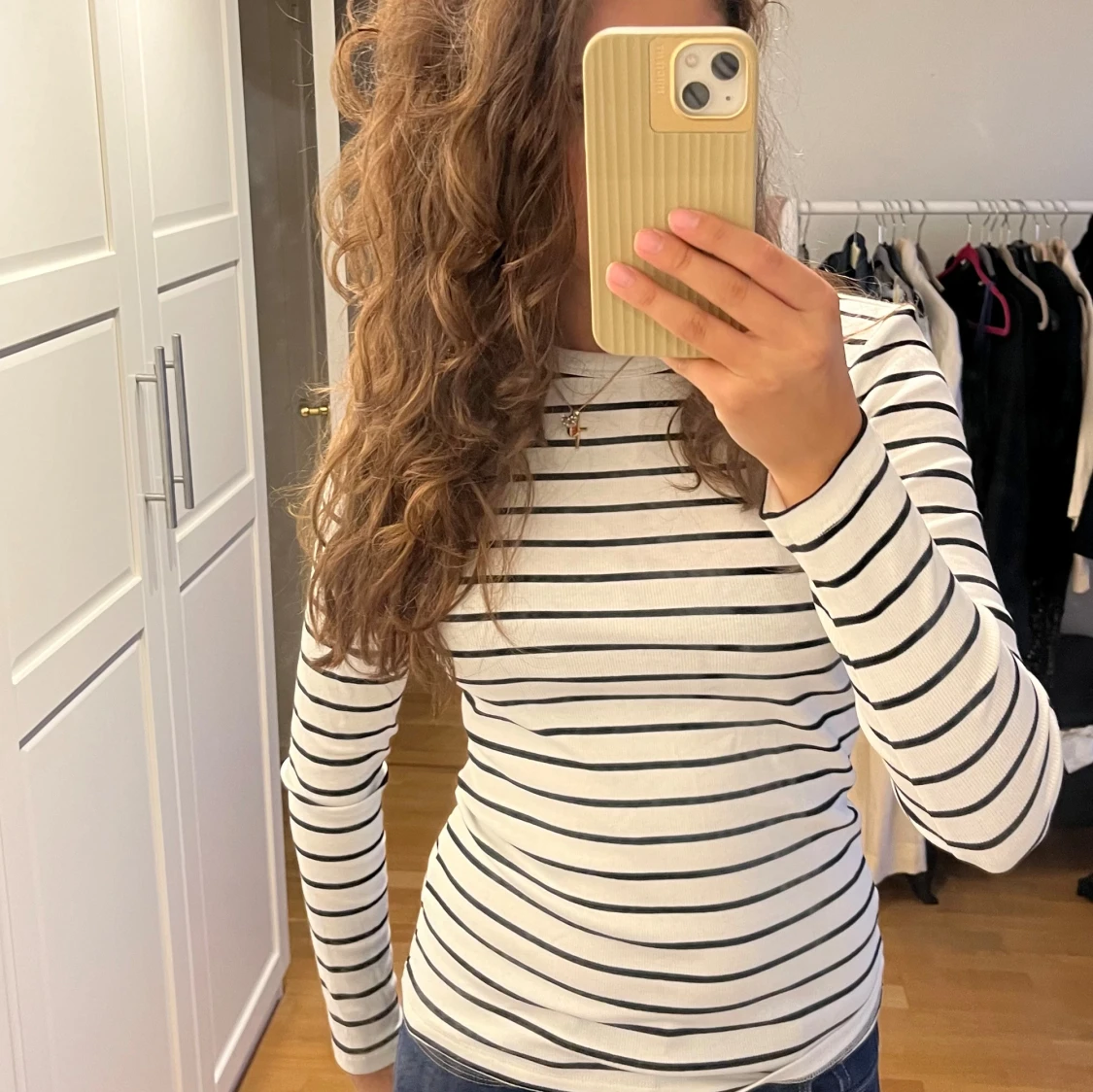 Svart vit långärmad tröja