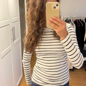 Svart vit långärmad tröja - Långärmad tröja. Har använt en gång.  Inga defekter. Köparen står för frakt.